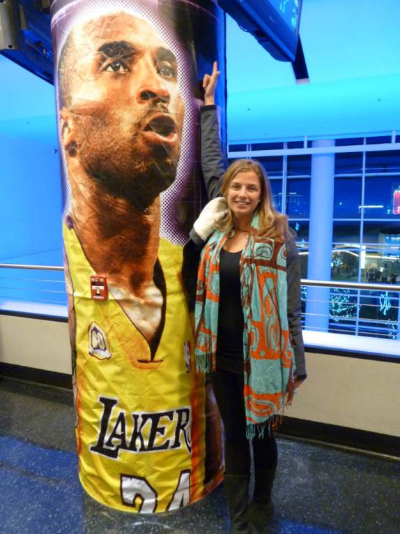 Com Kobe Bryant, o melhor jogador de basquete da atualidade, na saída do jogo do Lakers em Los Angeles, na Califórnia, nos Estados Unidos